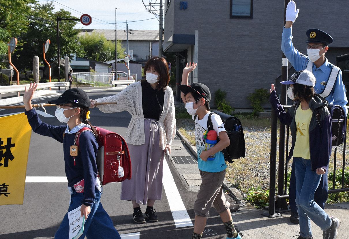 手を上げる交渉人 横断歩道では手を上げる?上げない?安全に渡るための工夫とは│子どものためのニュース雑誌「ニュースがわかる オンライン」