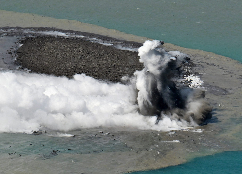 火山噴火で 硫黄島の沖合に新たな島