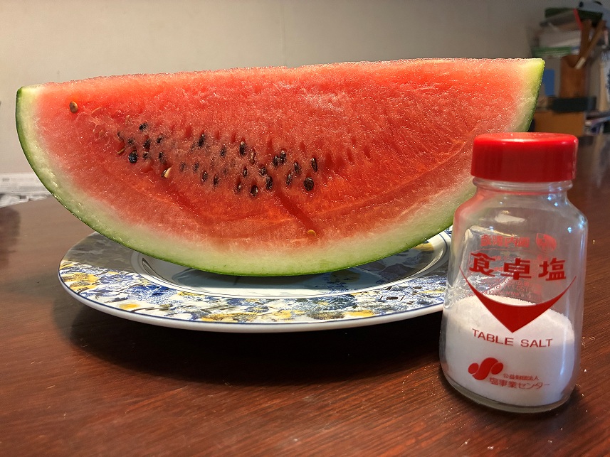 スイカに塩をかけると、甘みが増すのはなぜ？　【疑問氷解】